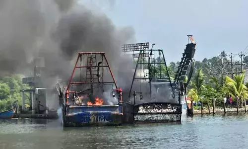 കൊല്ലം അഷ്ടമുടി കായലിൽ വള്ളങ്ങൾക്ക് തീപിടിച്ച് അപകടം: കത്തിയ ബോട്ടുകൾ കായലിൽ ഒഴുകി; രണ്ട് മത്സ്യത്തൊഴിലാളികൾക്ക് പരിക്ക്