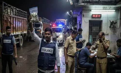 വാളയാർ അതിർത്തി ചെക്പോസ്റ്റിൽ വിജിലൻസിന്റെ മിന്നൽ പരിശോധന; കൈക്കൂലി പണം പിടിച്ചെടുത്തു; കൈയ്യോടെ പൊക്കി