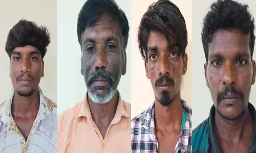 ശബരിമലയിലെ വലിയ കൊള്ളകള്‍ക്കിടെ താല്‍ക്കാലിക ജീവനക്കാരുടെയും ചെറിയ കൊളളകളും നിരവധി; അമിത കൂലി ഈടാക്കിയ ഡോളി തൊഴിലാളികള്‍ അറസ്റ്റില്‍; മുറി എടുത്തു കൊടുത്ത് പണം വാങ്ങിയ രണ്ട് താല് ക്കാലിക ജീവനക്കാരെ ദേവസ്വം വിജിലന്‍സ് പിടികൂടി