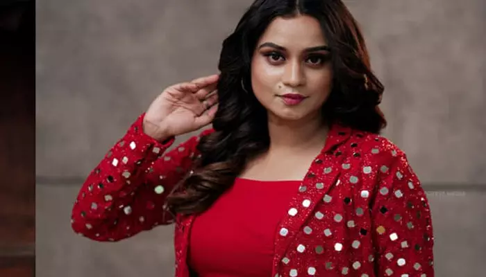 ഒരു ഓണം സെലിബ്രേഷൻ പരിപാടിക്കിടെയാണ് അത് നടന്നത്; എനിക്ക് ഭയങ്കര ടെൻഷനായിരുന്നു; പ്രിൻസിപ്പലിനെ കണ്ടതും ഞാനും പുള്ളിയും രണ്ട് വഴിക്കോടി; തുറന്നുപറഞ്ഞ് ലക്ഷ്‍മി നക്ഷത്ര