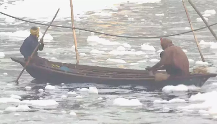 യമുന നദിയിൽ വീണ്ടും വിഷപത അടിഞ്ഞുകൂടുന്നു; സ്പീഡ് ബോട്ടുകൾ ഉപയോഗിച്ച് നീക്കം ചെയ്യാൻ ശ്രമം; ദൃശ്യങ്ങൾ സോഷ്യൽ മീഡിയയിൽ പരന്നതും സർക്കാർ ഇടപെടൽ