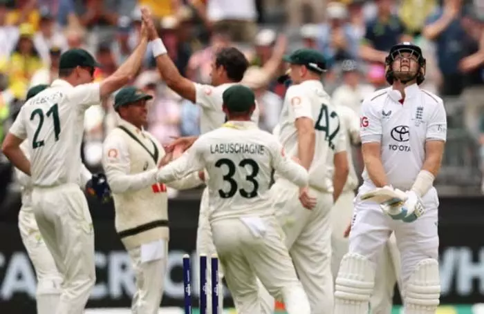 പെര്ത്തില് ബൗളര്മാരുടെ വാഴ്ച്ച; ഓസ്ട്രേലിയ ആദ്യ ഇന്നിംഗ്സില് 132ന് പുറത്ത്; രണ്ടാം ഇന്നിംഗ്സില് ഇംഗ്ലണ്ടിനും ബാറ്റിംഗ് തകര്ച്ച; പെര്ത്ത് ടെസ്റ്റ് ആവേശകരമായ അന്ത്യത്തിലേക്ക് പെര്ത്തില് ബൗളര്മാരുടെ വാഴ്ച്ച; ഓസ്ട്രേലിയ ആദ്യ ഇന്നിംഗ്സില് 132ന് പുറത്ത്; രണ്ടാം ഇന്നിംഗ്സില് ഇംഗ്ലണ്ടിനും ബാറ്റിംഗ് തകര്ച്ച; പെര്ത്ത് ടെസ്റ്റ് ആവേശകരമായ അന്ത്യത്തിലേക്ക്