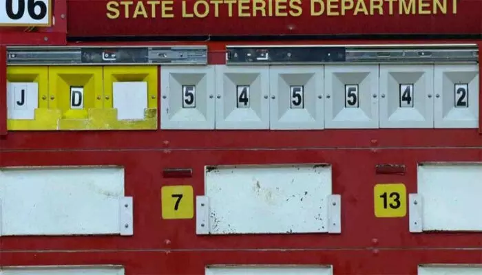 പൂജാ ബംപറും പാലക്കാട്ട് നിന്നുള്ള ടിക്കറ്റിന്; 12 കോടി ഒന്നാം സമ്മാനം അടിച്ചത്  JD 545542 ടിക്കറ്റിന്; സമ്മാനത്തിന് അര്‍ഹമായത് കിങ്‌സ്റ്റാര്‍ ഏജന്‍സിയിലെ എസ് സുരേഷ് വിറ്റ ടിക്കറ്റിന്; രണ്ടാം സമ്മാനം ഒരുകോടി വീതം അഞ്ചുപേര്‍ക്ക്