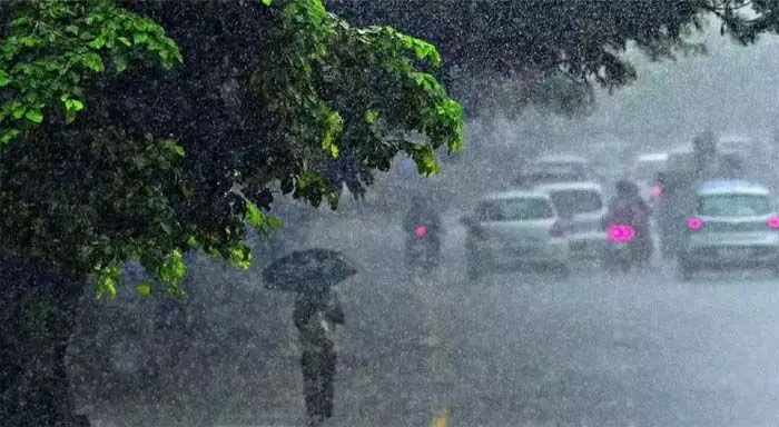 സംസ്ഥാനത്ത് മഴ കനക്കും! ഇരട്ട ചക്രവാതച്ചുഴിക്ക് പിന്നാലെ ബംഗാള്‍ ഉള്‍ക്കടലില്‍ ന്യൂനമര്‍ദ്ദവും; ബുധനാഴ്ച വരെ തെക്കന്‍ ജില്ലകളിലും മധ്യ കേരളത്തിലും പരക്കെ മഴ; ഏഴു ജില്ലകളില്‍ യെല്ലോ അലര്‍ട്ട്