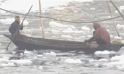 യമുന നദിയിൽ വീണ്ടും വിഷപത അടിഞ്ഞുകൂടുന്നു; സ്പീഡ് ബോട്ടുകൾ ഉപയോഗിച്ച് നീക്കം ചെയ്യാൻ ശ്രമം; ദൃശ്യങ്ങൾ സോഷ്യൽ മീഡിയയിൽ പരന്നതും സർക്കാർ ഇടപെടൽ