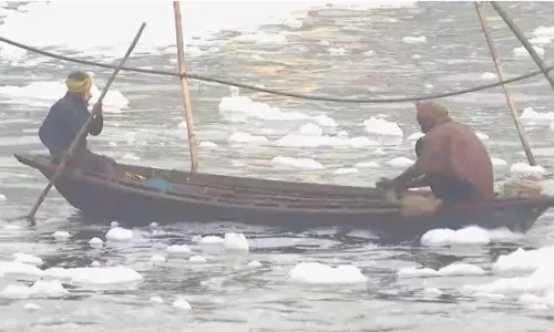 യമുന നദിയിൽ വീണ്ടും വിഷപത അടിഞ്ഞുകൂടുന്നു; സ്പീഡ് ബോട്ടുകൾ ഉപയോഗിച്ച് നീക്കം ചെയ്യാൻ ശ്രമം; ദൃശ്യങ്ങൾ സോഷ്യൽ മീഡിയയിൽ പരന്നതും സർക്കാർ ഇടപെടൽ