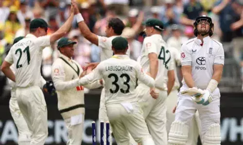 പെര്‍ത്തില്‍ ബൗളര്‍മാരുടെ വാഴ്ച്ച; ഓസ്‌ട്രേലിയ ആദ്യ ഇന്നിംഗ്‌സില്‍ 132ന് പുറത്ത്; രണ്ടാം ഇന്നിംഗ്‌സില്‍ ഇംഗ്ലണ്ടിനും ബാറ്റിംഗ് തകര്‍ച്ച; പെര്‍ത്ത് ടെസ്റ്റ് ആവേശകരമായ അന്ത്യത്തിലേക്ക്