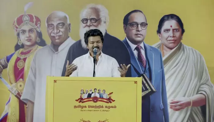 ഡിഎംകെയുടെ ആശയം കൊള്ള മാത്രം; മണല്‍ കടത്തിലൂടെ ആയിരക്കണക്കിന് കോടികള്‍ കൊള്ളയടിച്ചു; എന്റെ കയ്യില്‍ തെളിവുണ്ട്;  എം കെ സ്റ്റാലിന്‍ നല്ലവനെ പോലെ അഭിനയിക്കുന്നു; ടിവികെയുടെ പോരാട്ടം യഥാര്‍ത്ഥ സാമൂഹിക നീതിക്കായി; കാഞ്ചീപുരത്തെ പൊതുവേദിയില്‍ ആഞ്ഞടിച്ച് വിജയ്