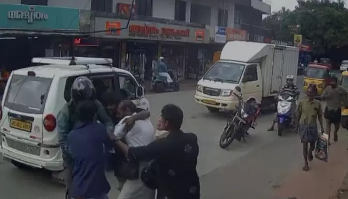 റോഡിന്റെ എതിർവശത്ത് കൂടി ഓട്ടോറിക്ഷ കയറി വന്നത് ജസ്റ്റ് മിസ്സിന്; ചോദ്യം ചെയ്തതോടെ കൈവിട്ട കളി; കൈയ്യിലിരുന്ന ഹെൽമറ്റ് കൊണ്ട് ഡ്രൈവറുടെ തലയ്ക്കടി; പോലീസിന്റെ വരവിൽ സംഭവിച്ചത്