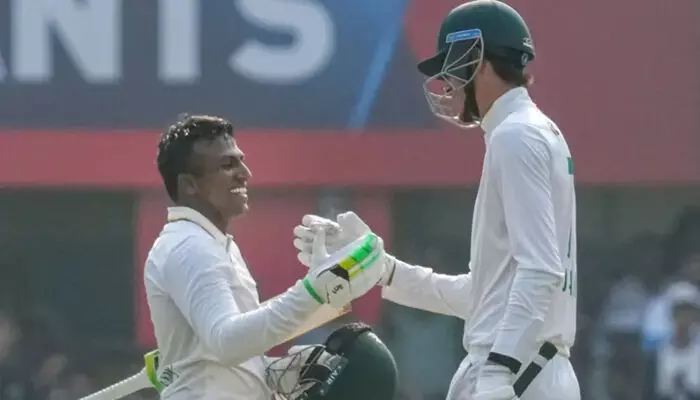 ഏഴാമനായി ഇറങ്ങി സെഞ്ചുറിയുമായി മുത്തുസാമി; ഒന്പതാമനായി ഇറങ്ങി സെഞ്ചുറിക്ക് അരികെവീണ മാര്ക്കോ യാന്സന്; എറിഞ്ഞുമടുത്ത് ഇന്ത്യന് ബൗളര്മാര്; ഒടുവില് പ്രോട്ടീസ് 489 റണ്സിന് പുറത്ത്; ഗുവാഹത്തി ക്രിക്കറ്റ് ടെസ്റ്റില് ഇന്ത്യ പ്രതിരോധത്തില് ഏഴാമനായി ഇറങ്ങി സെഞ്ചുറിയുമായി മുത്തുസാമി; ഒന്പതാമനായി ഇറങ്ങി സെഞ്ചുറിക്ക് അരികെവീണ മാര്ക്കോ യാന്സന്; എറിഞ്ഞുമടുത്ത് ഇന്ത്യന് ബൗളര്മാര്; ഒടുവില് പ്രോട്ടീസ് 489 റണ്സിന് പുറത്ത്; ഗുവാഹത്തി ക്രിക്കറ്റ് ടെസ്റ്റില് ഇന്ത്യ പ്രതിരോധത്തില്