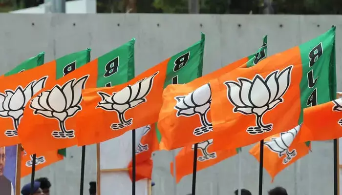 മുഴുവന് വാര്ഡുകളിലും സ്ഥാനാര്ത്ഥിയെന്ന ലക്ഷ്യം കൈവരിക്കായില്ല; മത്സരിക്കാന് സ്ഥാനാര്ത്ഥികളെ കണ്ടെത്താനാകാതെ എന്ഡിഎ; കൊച്ചി കോര്പ്പറേഷനില് അഞ്ചിടത്ത് സ്ഥാനാര്ത്ഥികളില്ല; എണ്ണായിരത്തോളം വാര്ഡുകളില് മത്സരത്തിനില്ല മുഴുവന് വാര്ഡുകളിലും സ്ഥാനാര്ത്ഥിയെന്ന ലക്ഷ്യം കൈവരിക്കായില്ല; മത്സരിക്കാന് സ്ഥാനാര്ത്ഥികളെ കണ്ടെത്താനാകാതെ എന്ഡിഎ; കൊച്ചി കോര്പ്പറേഷനില് അഞ്ചിടത്ത് സ്ഥാനാര്ത്ഥികളില്ല; എണ്ണായിരത്തോളം വാര്ഡുകളില് മത്സരത്തിനില്ല