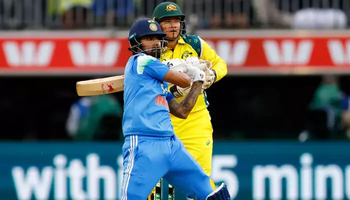 പരിക്കേറ്റ ഗില്ലും ശ്രേയസുമില്ല; ഇന്ത്യന്‍ ഏകദിന ടീമിനെ നയിക്കാന്‍ കെ എല്‍ രാഹുല്‍;  രോഹിതും കോലിയും തുടരും;  സഞ്ജുവിന് ഇടമില്ല, ഋഷഭും ജുറലും ടീമില്‍; ജയ്‌സ്വാളും തിലക് വര്‍മയും ഋതുരാജും തിരിച്ചെത്തി; ദക്ഷിണാഫ്രിക്കയ്ക്ക് എതിരായ ഏകദിന ടീമിനെ പ്രഖ്യാപിച്ചു