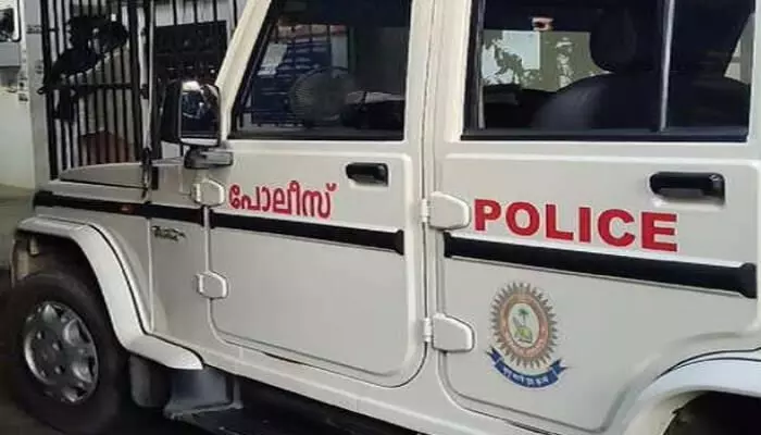 തുണി ഉണക്കാന്‍ ടെറസില്‍ കയറിയപ്പോള്‍ അയല്‍വീട്ടിലെ ടെറസില്‍ ആളനക്കം;  ഒളിച്ചിരുന്ന മോഷ്ടാവിനെ നാട്ടുകാര്‍ പിടികൂടി പൊലീസില്‍ ഏല്‍പ്പിച്ചു