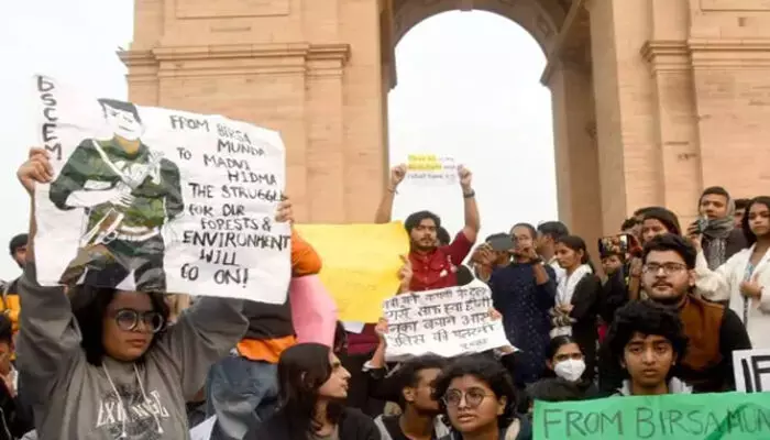 പുറത്തിറങ്ങാൻ കഴിയാത്ത അവസ്ഥ; വിഷ പുകയാൽ നിറഞ്ഞ് പരിസരം; ഡൽഹിയിലെ വായുമലിനീകരണത്തിനെതിരെ ഇന്ത്യാഗേറ്റിന് മുന്നിൽ പ്രതിഷേധം