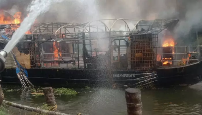 ഉച്ചയ്ക്ക് ഭക്ഷണം കഴിക്കാനായി കരയോട് ചേർത്ത് അടുപ്പിച്ചു; പിന്നാലെ ഹൗസ്ബോട്ട് തീഗോളമാകുന്ന കാഴ്ച; എല്ലാവരും രക്ഷപ്പെട്ടത് ഭാഗ്യം കൊണ്ട്; സംഭവം ആലപ്പുഴയിൽ