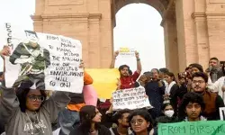 പുറത്തിറങ്ങാൻ കഴിയാത്ത അവസ്ഥ; വിഷ പുകയാൽ നിറഞ്ഞ് പരിസരം; ഡൽഹിയിലെ വായുമലിനീകരണത്തിനെതിരെ ഇന്ത്യാഗേറ്റിന് മുന്നിൽ പ്രതിഷേധം