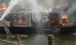 ഉച്ചയ്ക്ക് ഭക്ഷണം കഴിക്കാനായി കരയോട് ചേർത്ത് അടുപ്പിച്ചു; പിന്നാലെ ഹൗസ്ബോട്ട് തീഗോളമാകുന്ന കാഴ്ച; എല്ലാവരും രക്ഷപ്പെട്ടത് ഭാഗ്യം കൊണ്ട്; സംഭവം ആലപ്പുഴയിൽ