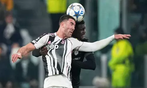 യുവന്റസ് താരം വ്ലാഹോവിച്ചിനെതിരെ വംശീയ അധിക്ഷേപം മുഴക്കി കാണികൾ; മുദ്രാവാക്യങ്ങൾ നിർത്താൻ മുന്നറിപ്പ് നൽകിയിട്ടും ആരാധകർ അടങ്ങിയില്ല; ഇറ്റാലിയൻ സീരി എ മത്സരം തടസപ്പെട്ടു