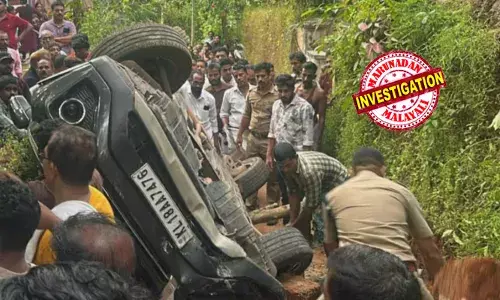 വീട്ടുമുറ്റത്ത് നിര്‍ത്തിയിട്ട കാര്‍ സ്റ്റാര്‍ട്ട് ചെയ്യുന്നതിനിടെ അപകടം; അബദ്ധത്തില്‍ ആക്സിലറേറ്ററില്‍ കാല്‍ അമര്‍ന്നു; നിയന്ത്രണം വിട്ട കാര്‍ പാഞ്ഞ് ചെന്ന് പതിച്ചത് തോട്ടില്‍; യുവാവിന് പരിക്ക്