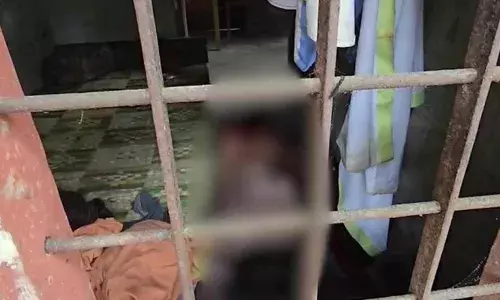 മധ്യവയസ്‌കന്‍ വീടിനുള്ളില്‍ മരിച്ച നിലയില്‍; രക്തത്തില്‍ കുളിച്ച് മൃതദേഹം; ബന്ധു കസ്റ്റഡിയില്‍