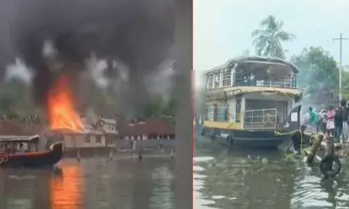 പുന്നമടയില്‍ ഹൗസ്ബോട്ടിന് തീപിടിച്ചു; വിനോദസഞ്ചാരികളെ പുറത്തിറക്കി; തീയണക്കാന്‍ ശ്രമം തുടരുന്നു