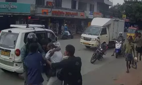 റോഡിന്റെ എതിർവശത്ത് കൂടി ഓട്ടോറിക്ഷ കയറി വന്നത് ജസ്റ്റ് മിസ്സിന്; ചോദ്യം ചെയ്തതോടെ കൈവിട്ട കളി; കൈയ്യിലിരുന്ന ഹെൽമറ്റ് കൊണ്ട് ഡ്രൈവറുടെ തലയ്ക്കടി; പോലീസിന്റെ വരവിൽ സംഭവിച്ചത്