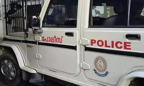 തുണി ഉണക്കാന്‍ ടെറസില്‍ കയറിയപ്പോള്‍ അയല്‍വീട്ടിലെ ടെറസില്‍ ആളനക്കം;  ഒളിച്ചിരുന്ന മോഷ്ടാവിനെ നാട്ടുകാര്‍ പിടികൂടി പൊലീസില്‍ ഏല്‍പ്പിച്ചു