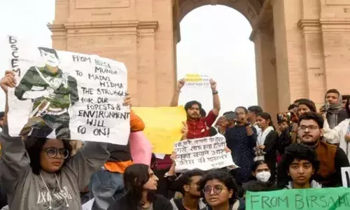 പുറത്തിറങ്ങാൻ കഴിയാത്ത അവസ്ഥ; വിഷ പുകയാൽ നിറഞ്ഞ് പരിസരം; ഡൽഹിയിലെ വായുമലിനീകരണത്തിനെതിരെ ഇന്ത്യാഗേറ്റിന് മുന്നിൽ പ്രതിഷേധം