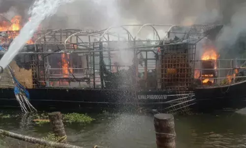 ഉച്ചയ്ക്ക് ഭക്ഷണം കഴിക്കാനായി കരയോട് ചേർത്ത് അടുപ്പിച്ചു; പിന്നാലെ ഹൗസ്ബോട്ട് തീഗോളമാകുന്ന കാഴ്ച; എല്ലാവരും രക്ഷപ്പെട്ടത് ഭാഗ്യം കൊണ്ട്; സംഭവം ആലപ്പുഴയിൽ