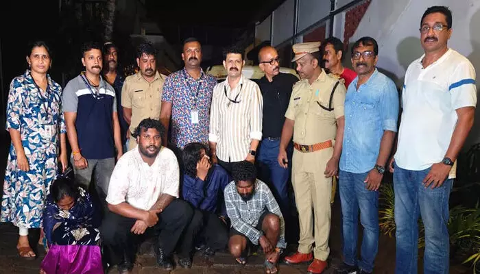 കൊച്ചിയില് വന് ലഹരി മരുന്ന് വേട്ട; രണ്ട് കോടിയിലേറെ വില വരുന്ന ഹാഷിഷ് ഓയിലുമായി സ്ത്രീ അടക്കം നാലു പേര് പിടിയില് കൊച്ചിയില് വന് ലഹരി മരുന്ന് വേട്ട; രണ്ട് കോടിയിലേറെ വില വരുന്ന ഹാഷിഷ് ഓയിലുമായി സ്ത്രീ അടക്കം നാലു പേര് പിടിയില്