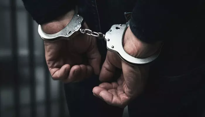 സ്‌കൂള്‍ബസ് കാത്തുനിന്ന എട്ടാം ക്ലാസുകാരിക്ക് നേരെ ലൈംഗിക അതിക്രമം; പ്രതി അറസ്റ്റില്‍