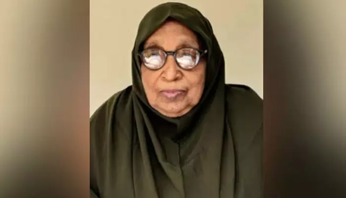 ഉംറ തീര്ത്ഥാടനം കഴിഞ്ഞ് മടങ്ങിയ മലയാളി വയോധിക വിമാനത്തില് മരിച്ചു; മൃതദേഹം ഉടന് നാട്ടിലെത്തിക്കും ഉംറ തീര്ത്ഥാടനം കഴിഞ്ഞ് മടങ്ങിയ മലയാളി വയോധിക വിമാനത്തില് മരിച്ചു; മൃതദേഹം ഉടന് നാട്ടിലെത്തിക്കും