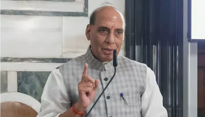 സിന്ധ് ഇന്ത്യയില് നിന്നും വിഭജിച്ച് പോയത് എല് കെ അദ്വാനിയെപ്പോലെയുള്ള സിന്ധികള് അംഗീകരിച്ചിട്ടില്ല; നാളെ സിന്ധ് ഇന്ത്യയില് തിരിച്ചെത്തില്ലെന്ന് ആര്ക്കറിയാം; അതിര്ത്തികള് മാറിയേക്കാം; പാക്കിസ്ഥാന്റെ ഉറക്കം കെടുത്തുന്ന പ്രസ്താവനയുമായി പ്രതിരോധമന്ത്രി രാജ്നാഥ് സിങ് സിന്ധ് ഇന്ത്യയില് നിന്നും വിഭജിച്ച് പോയത് എല് കെ അദ്വാനിയെപ്പോലെയുള്ള സിന്ധികള് അംഗീകരിച്ചിട്ടില്ല; നാളെ സിന്ധ് ഇന്ത്യയില് തിരിച്ചെത്തില്ലെന്ന് ആര്ക്കറിയാം; അതിര്ത്തികള് മാറിയേക്കാം; പാക്കിസ്ഥാന്റെ ഉറക്കം കെടുത്തുന്ന പ്രസ്താവനയുമായി പ്രതിരോധമന്ത്രി രാജ്നാഥ് സിങ്