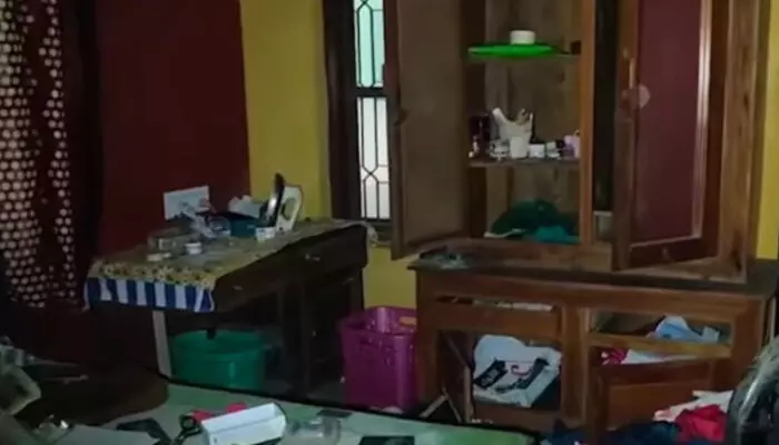 വീടിന്റെ മുൻ വാതിൽ തന്നെ കുത്തിത്തുറന്ന് കയറിയ കള്ളന്മാർ; മുറിയിലെ അലമാര തുറന്ന് സ്വർണം അടിച്ചെടുത്തു; അടുക്കളയിൽ കയറിയതും നടന്നത് മറ്റൊന്ന്; പോലീസ് അന്വേഷണം തുടങ്ങി