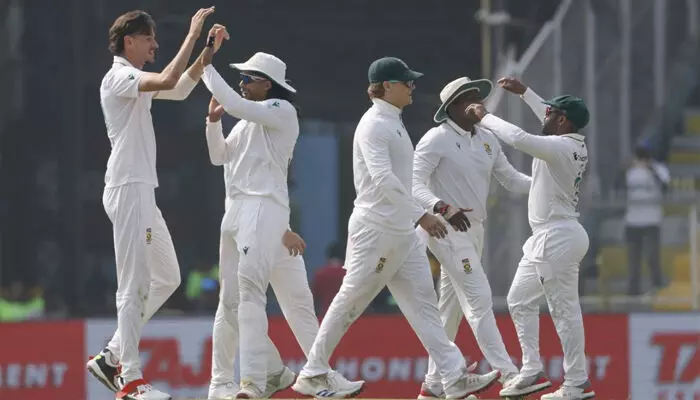 ദക്ഷിണാഫ്രിക്ക തകര്ത്തടിച്ച ഗുവാഹാട്ടിയില് തകര്ന്നടിഞ്ഞ് ഇന്ത്യന് ബാറ്റിങ് നിര; യാന്സന് ആറ് വിക്കറ്റ്; 288 റണ്സ് ലീഡ് വഴങ്ങി ആതിഥേയര്; ഇന്ത്യയെ ഫോളോഓണ് ചെയ്യിപ്പിക്കാതെ ബാവൂമ ദക്ഷിണാഫ്രിക്ക തകര്ത്തടിച്ച ഗുവാഹാട്ടിയില് തകര്ന്നടിഞ്ഞ് ഇന്ത്യന് ബാറ്റിങ് നിര; യാന്സന് ആറ് വിക്കറ്റ്; 288 റണ്സ് ലീഡ് വഴങ്ങി ആതിഥേയര്; ഇന്ത്യയെ ഫോളോഓണ് ചെയ്യിപ്പിക്കാതെ ബാവൂമ