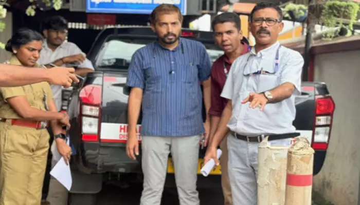 തെരഞ്ഞെടുപ്പ് അടുത്തതോടെ വീണ്ടും തലപൊക്കി; പരിശോധനയിൽ പിടിച്ചെടുത്തത് 450 കിലോയോളം നിരോധിത ഫ്ലക്സ്; സ്ഥാപന ഉടമക്ക് നോട്ടീസ്