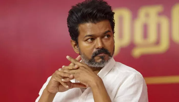 വിജയ്‌ക്കെതിരെ അപകീർത്തികരമായ പരാമർശം നടത്തിയത് ഇഷ്ടപ്പെട്ടില്ല; പിന്നാലെ യൂട്യൂബറെ തല്ലിച്ചതച്ചു; കേസിൽ നാല് ടിവികെ പ്രവർത്തകർ അറസ്റ്റിൽ