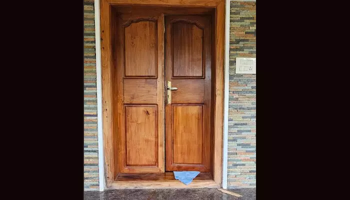 അടൂര്‍ ഏനാത്ത് വീടിന്റെ വാതില്‍ കുത്തിത്തുറന്ന് മുക്കാല്‍ പവന്‍ സ്വര്‍ണം മോഷ്ടിച്ചു; മോഷ്ടാക്കള്‍ എത്തിയത് വീട്ടില്‍ ആരുമില്ലെന്ന് അറിഞ്ഞ്