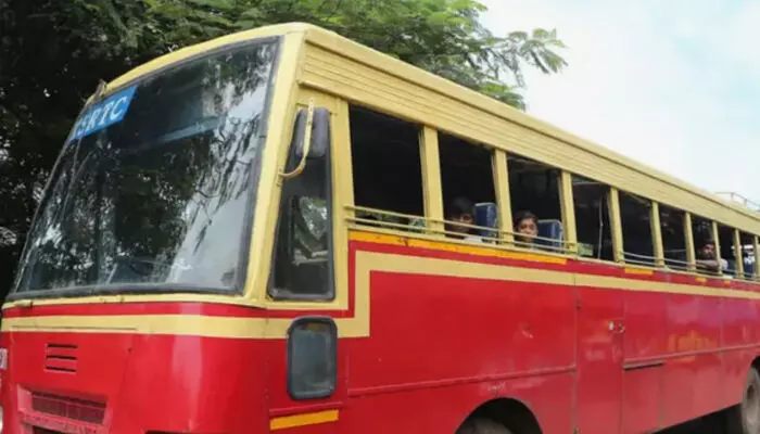 തിരുവനന്തപുരത്ത് ദാരുണ സംഭവം; സ്‌കൂട്ടറിലേക്ക് കെഎസ്ആർടിസി ബസ് ഇടിച്ചുകയറി വിദ്യാർത്ഥിനിയുടെ കൈ അറ്റു; ആശുപത്രിയിൽ പ്രവേശിപ്പിച്ചു