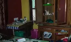 വീടിന്റെ മുൻ വാതിൽ തന്നെ കുത്തിത്തുറന്ന് കയറിയ കള്ളന്മാർ; മുറിയിലെ അലമാര തുറന്ന് സ്വർണം അടിച്ചെടുത്തു; അടുക്കളയിൽ കയറിയതും നടന്നത് മറ്റൊന്ന്; പോലീസ് അന്വേഷണം തുടങ്ങി വീടിന്റെ മുൻ വാതിൽ തന്നെ കുത്തിത്തുറന്ന് കയറിയ കള്ളന്മാർ; മുറിയിലെ അലമാര തുറന്ന് സ്വർണം അടിച്ചെടുത്തു; അടുക്കളയിൽ കയറിയതും നടന്നത് മറ്റൊന്ന്; പോലീസ് അന്വേഷണം തുടങ്ങി