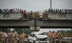 കാർ ഫ്‌ളൈ ഓവറിലൂടെ അതിവേഗത്തിൽ കുതിച്ചതും കേട്ടത് ഉഗ്ര ശബ്ദം; നിയന്ത്രണം തെറ്റി മറിഞ്ഞ് നാല് ശബരിമല തീ‌ർത്ഥാടകർക്ക് ദാരുണാന്ത്യം; സംഭവം കോലാറിൽ