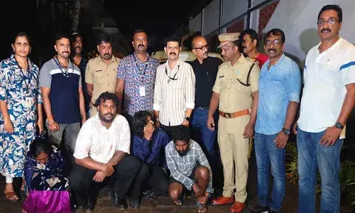 കൊച്ചിയില് വന് ലഹരി മരുന്ന് വേട്ട; രണ്ട് കോടിയിലേറെ വില വരുന്ന ഹാഷിഷ് ഓയിലുമായി സ്ത്രീ അടക്കം നാലു പേര് പിടിയില് കൊച്ചിയില് വന് ലഹരി മരുന്ന് വേട്ട; രണ്ട് കോടിയിലേറെ വില വരുന്ന ഹാഷിഷ് ഓയിലുമായി സ്ത്രീ അടക്കം നാലു പേര് പിടിയില്