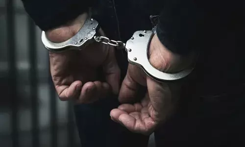 സ്‌കൂള്‍ബസ് കാത്തുനിന്ന എട്ടാം ക്ലാസുകാരിക്ക് നേരെ ലൈംഗിക അതിക്രമം; പ്രതി അറസ്റ്റില്‍