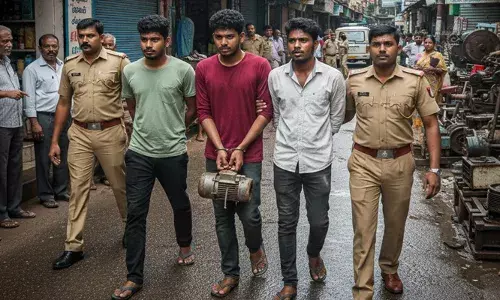 കടയുടെ പുറത്തെ ഭിത്തിയിൽ പതിപ്പിച്ചിരുന്ന മോട്ടോർ കാണാനില്ല; അന്വേഷിച്ചപ്പോൾ സാധനം ദേ..ആക്രികടയിൽ; വിരുതന്മാരെ അറസ്റ്റ് ചെയ്ത് പോലീസ്