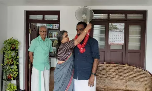 മുന്‍ കേന്ദ്രമന്ത്രി വി. മുരളീധരന്റെ ഭാര്യയുടെ അടുത്ത ബന്ധു ബി.ജെ.പി വിട്ട് സി.പി.എമ്മില്‍; രക്തഹാരം അണിയിച്ച് സ്വീകരിച്ച് മുന്‍ പത്തനംതിട്ട ജില്ലാ സെക്രട്ടറിയേറ്റംഗം നിര്‍മലാദേവി; പന്തളത്തെ കൊട്ടേത്ത് ഹരികുമാറിനെ സി.പി.എമ്മിലേക്ക് സ്വാഗതം ചെയ്തത് ഹൈസ്‌കൂള്‍ കാലത്തെ കെമിസ്ട്രി അധ്യാപിക