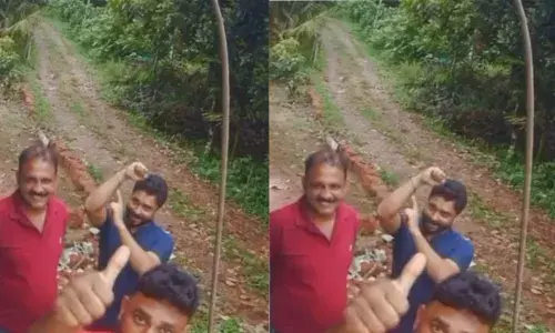 പിന്നെയ്...അരിവാൾ ചുറ്റിക നക്ഷത്രം കേട്ടോ..മറക്കണ്ട...കയ്യിന് വേണ്ട.. !!; ആളില്ലാത്ത വീട്ടിലെ സിസിടിവിയിലൂടെ തംബ്സ് അപ്പ് അടിച്ച് ഇടതുപക്ഷ പ്രവർത്തകരുടെ വോട്ടഭ്യർത്ഥന; വൈറൽ