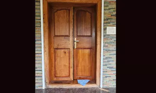 അടൂര്‍ ഏനാത്ത് വീടിന്റെ വാതില്‍ കുത്തിത്തുറന്ന് മുക്കാല്‍ പവന്‍ സ്വര്‍ണം മോഷ്ടിച്ചു; മോഷ്ടാക്കള്‍ എത്തിയത് വീട്ടില്‍ ആരുമില്ലെന്ന് അറിഞ്ഞ്