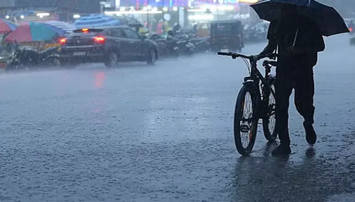 ചക്രവാത ചുഴി ന്യൂനമര്‍ദ്ദമായി ശക്തി പ്രാപിക്കാന്‍ സാധ്യത;  സംസ്ഥാനത്ത് ഇന്നും ഒറ്റപ്പെട്ടയിടങ്ങളില്‍ ശക്തമായ മഴ തുടരും