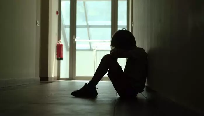 ഹോം വര്‍ക്ക് ചെയ്യാത്തതിന് കണ്ണില്ലാത്ത ക്രൂരത; നാലുവയസ്സുകാരനെ സ്‌കൂള്‍ വളപ്പിലെ മരത്തില്‍ കെട്ടിത്തൂക്കി: കുഞ്ഞ് ഭയന്ന് നിലവിളിച്ചിട്ടും നിലത്തിറക്കാതെ അധ്യാപികമാരുടെ കൊടുംക്രൂരത