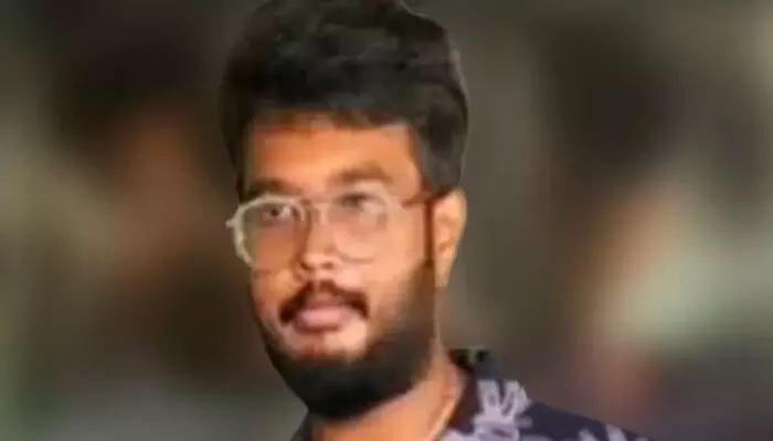ആഡംബര ബൈക്ക് വാങ്ങാന് മാതാപിതാക്കളെ ആക്രമിച്ച സംഭവം; പിതാവിന്റെ അടിയേറ്റ് ചികിത്സയിലായിരുന്ന മകന് മരിച്ചു ആഡംബര ബൈക്ക് വാങ്ങാന് മാതാപിതാക്കളെ ആക്രമിച്ച സംഭവം; പിതാവിന്റെ അടിയേറ്റ് ചികിത്സയിലായിരുന്ന മകന് മരിച്ചു